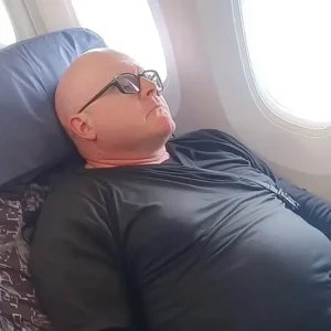 PASSENGER ON PLANE RECLINED HIS SEAT INTO MY FACE — I GOT PAYBACK THAT MADE HIM RETREAT FAST