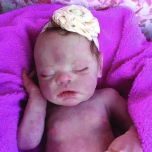 Officer smashes window to save baby – realizes he’s made a mistake