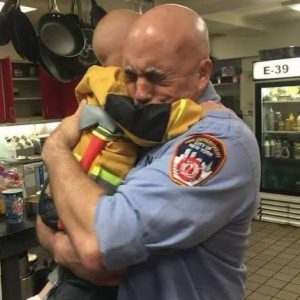 While working as a single mother at a diner, I momentarily lost track of my son—until his heartfelt words to a firefighter moved everyone to tears.