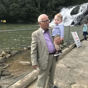 MY SON WHISPERED “I WISH GRANDPA WAS HERE”—AND A STRANGER TURNED AROUND