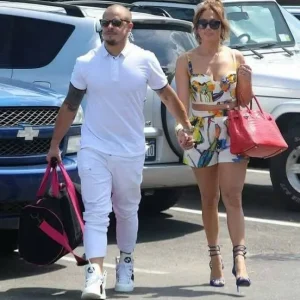 Jennifer Lopez, 54, is showing off her new boyfriend… and you better sit down, because you might recognize him!