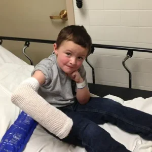MY 8-YEAR-OLD SON BROKE HIS ARM—BUT THE REASON WHY MADE ME PROUDER THAN EVER