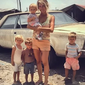 Mother of Four Lets Rain-Soaked Old Man into Her Home, Sells the House for $1 the Next Day