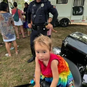 SHE JUMPED ON THE POLICE MOTORCYCLE LIKE IT WAS A GAME—BUT SHE WASN’T SUPPOSED TO BE THERE AT ALL