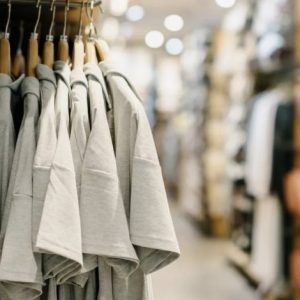 The shopkeeper’s daughter threw me out for no reason—until her mother showed up and left me floored