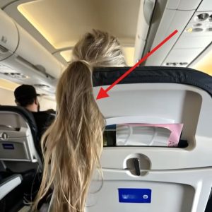 A girl on the plane threw her hair over my seat, blocking my screen: I had to teach the rude woman a lesson