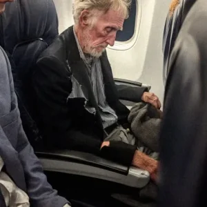 Business Class Passenger Mocked Me For Looking Like Homeless, By The Time We Landed, The Entire Cabin Gave Me A Standing Ovation