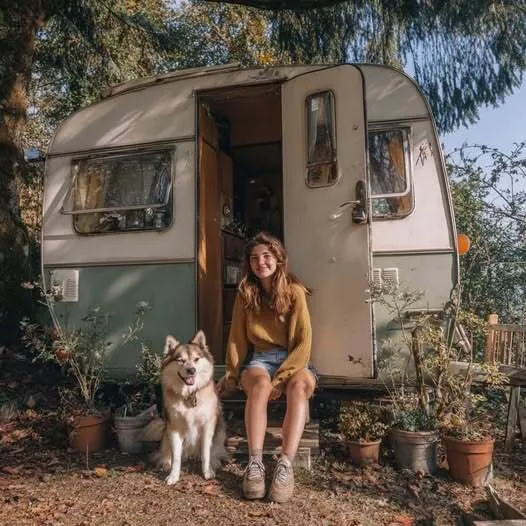 The Seventeen Year Old Girl Who Bought A Rotted Caravan For Two Hundred Dollars
